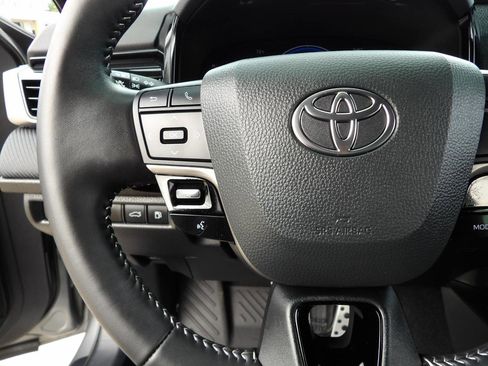 Used 2025 Toyota Camry SE w/ Convenience Package image 25