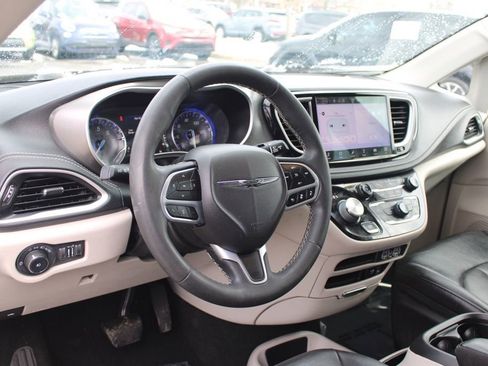 Used 2022 Chrysler Pacifica Touring-L image 16