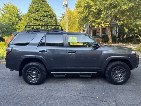 Used 2020 Toyota 4Runner Venture w/ Moonroof Package AWD/4WD image 7