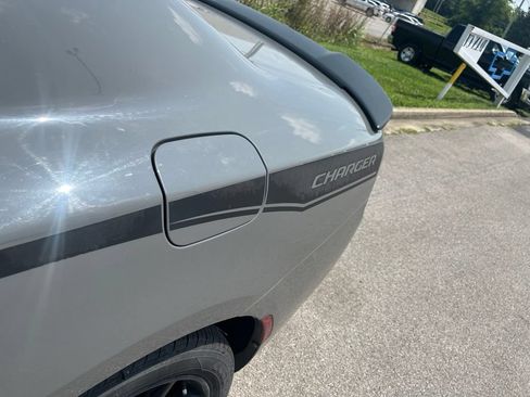 Used 2017 Dodge Charger SE w/ Power Sunroof Group RWD image 13