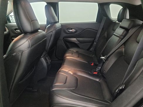 Used 2019 Jeep Cherokee Latitude Plus w/ Cold Weather Group image 18