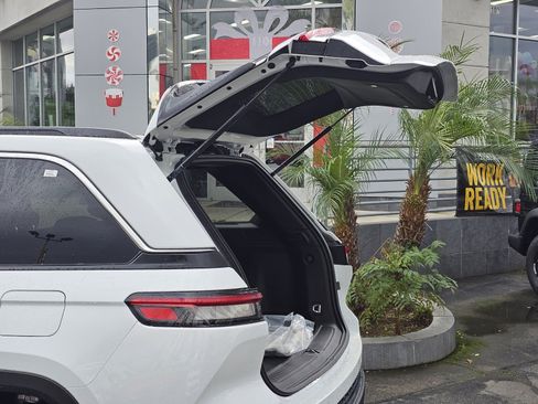 New 2025 Jeep Grand Cherokee Laredo X image 8