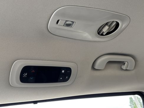 Used 2023 Chrysler Pacifica Touring-L FWD image 33