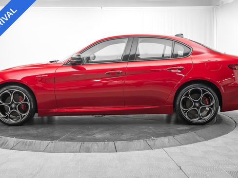 Used 2023 Alfa Romeo Giulia Veloce AWD/4WD image 4