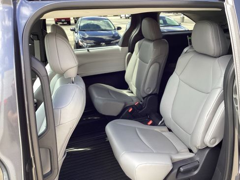 Used 2025 Toyota Sienna XLE w/ XLE Plus Package FWD image 14