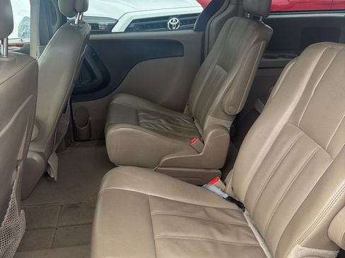 Used 2016 Chrysler Town & Country Touring image 12
