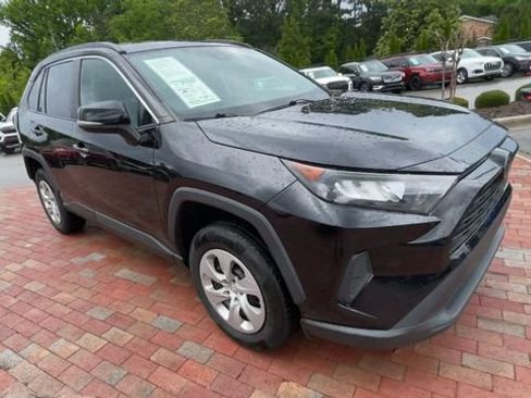Used 2021 Toyota RAV4 LE FWD image 3