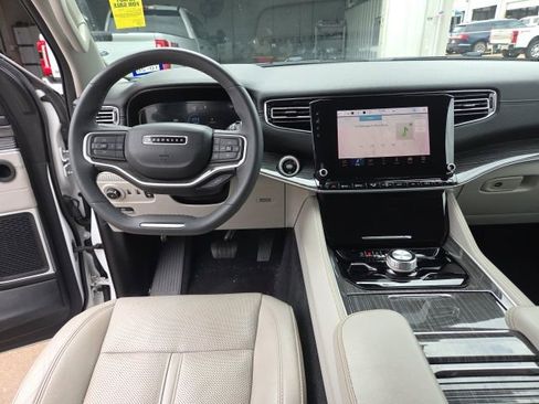 Used 2022 Jeep Wagoneer Series II w/ Flexible Seating Group image 9