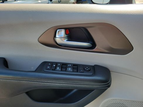 Used 2021 Chrysler Voyager Lxi FWD image 17
