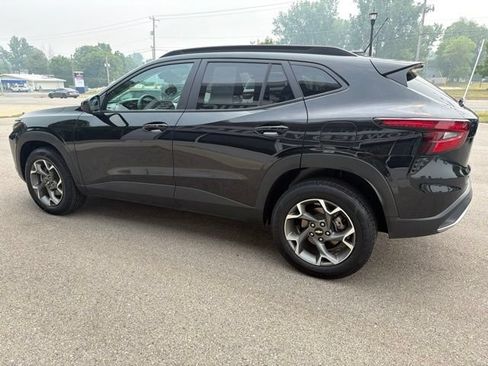 Used 2025 Chevrolet Trax LT w/ Sunroof Package FWD image 5