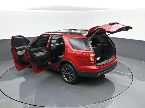 Used 2017 Ford Explorer XLT w/ Equipment Group 202A image 30