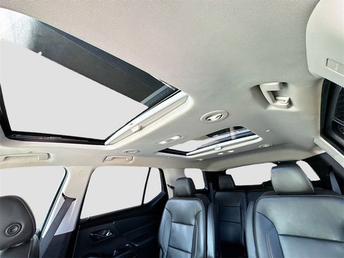 Used 2021 Chevrolet Traverse RS image 31