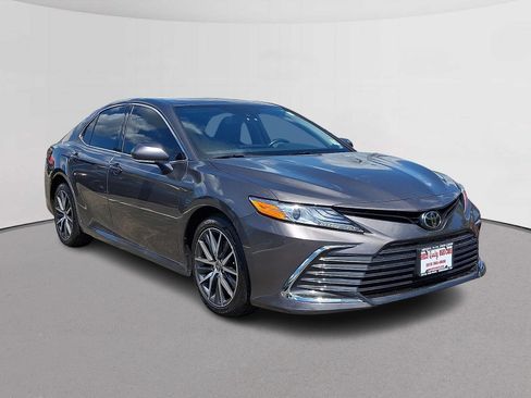 Used 2022 Toyota Camry XLE AWD/4WD image 2