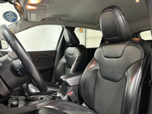 Used 2019 Jeep Cherokee Latitude Plus AWD/4WD image 27
