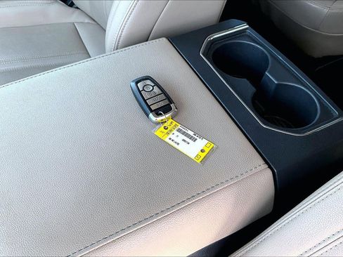 Used 2024 Ford Expedition Limited AWD/4WD image 11
