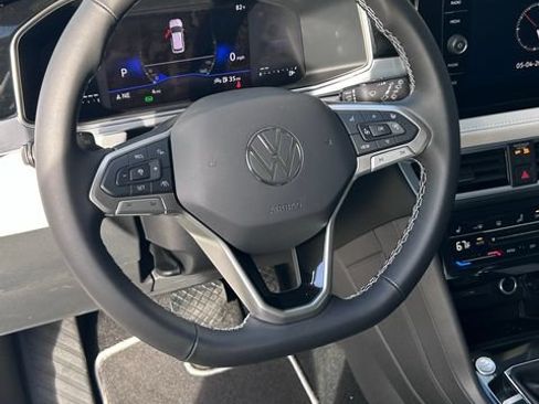 New 2026 Volkswagen Taos SE FWD image 8