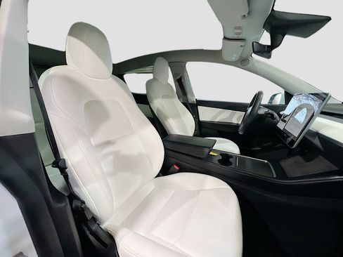 Used 2022 Tesla Model Y Long Range image 26