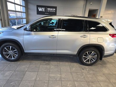 Used 2019 Toyota Highlander XLE image 1