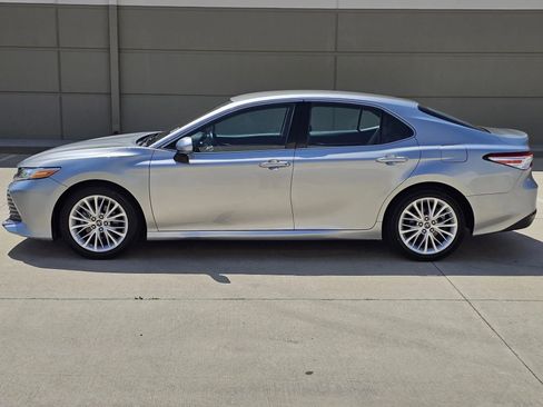 Used 2018 Toyota Camry XLE FWD image 7