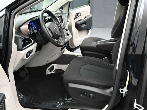 Used 2024 Chrysler Voyager LX FWD image 12