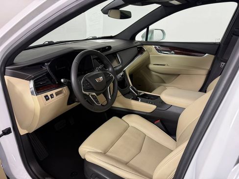 Used 2017 Cadillac XT5 Premium Luxury w/ Driver Assist Package AWD/4WD image 4