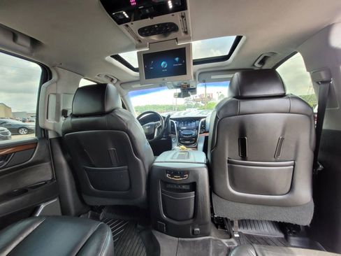 Used 2018 Cadillac Escalade Premium Luxury RWD image 22