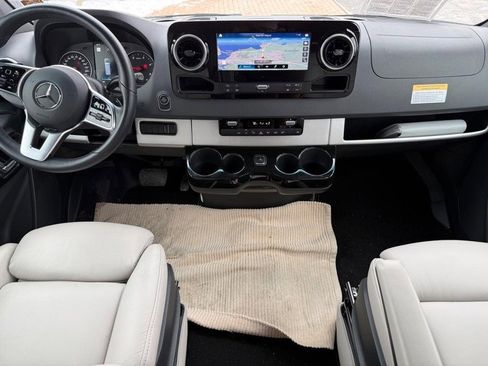 Used 2021 Mercedes-Benz Sprinter 2500 image 13