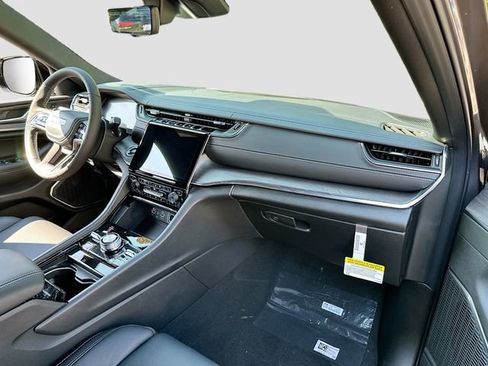 New 2025 Jeep Grand Cherokee Overland w/ Luxury Tech Group IV AWD/4WD image 30