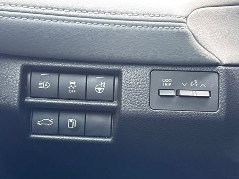Used 2021 Toyota Avalon Limited FWD image 26