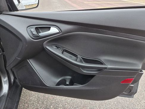 Used 2015 Ford Focus SE w/ SE Cold Weather Package image 33