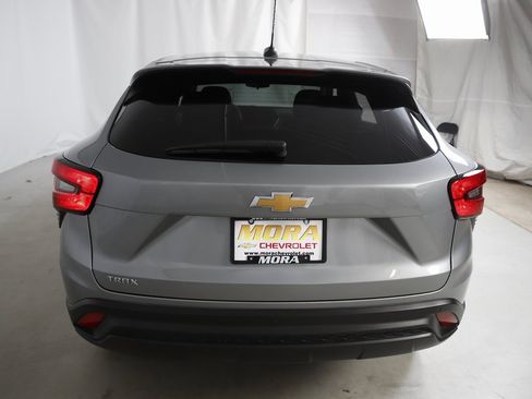 Used 2024 Chevrolet Trax LS w/ LS Convenience Package image 4