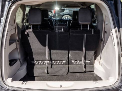 Used 2023 Chrysler Pacifica Touring-L FWD image 9