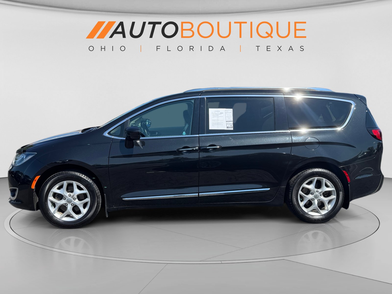 Used 2017 Chrysler Pacifica Touring-L Plus w/ Tire & Wheel Group FWD image 2