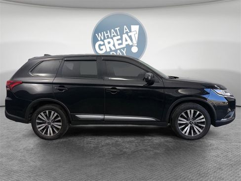Used 2020 Mitsubishi Outlander ES image 2