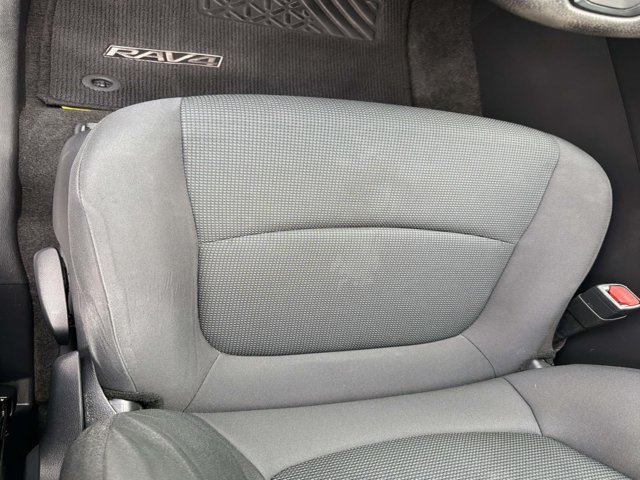 Used 2021 Toyota RAV4 LE AWD/4WD image 9