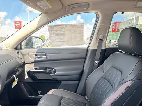 New 2026 Nissan Pathfinder Platinum FWD image 17