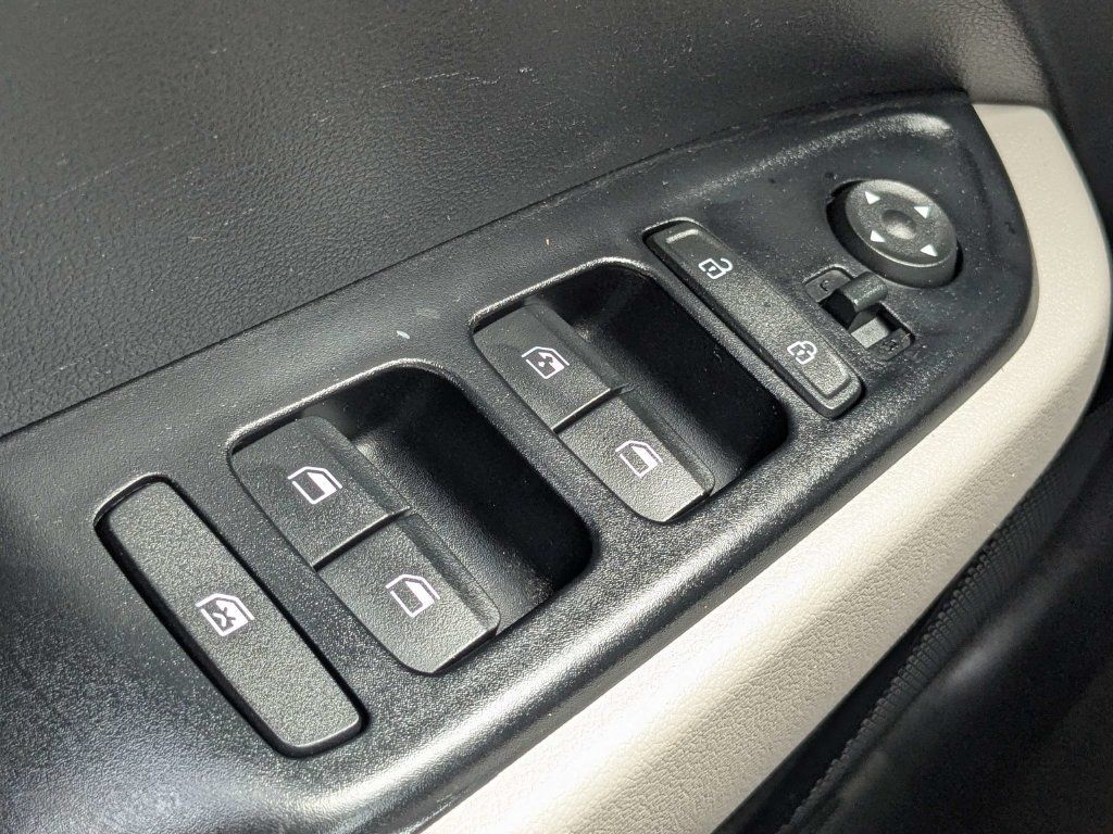 Used 2023 Hyundai Venue SEL FWD image 28