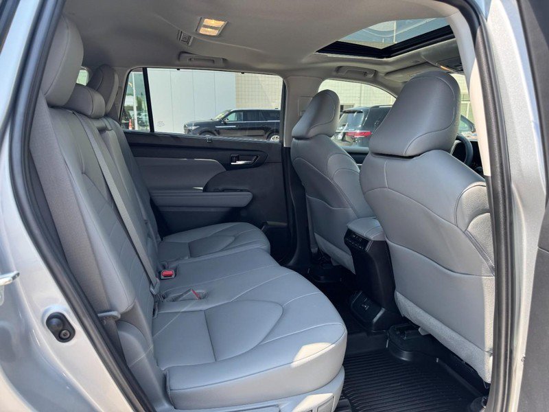 Used 2022 Toyota Highlander XLE AWD/4WD image 13
