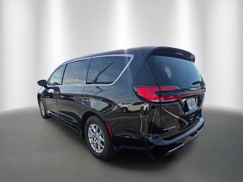 Used 2024 Chrysler Pacifica Touring-L FWD image 2