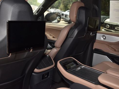 New 2026 Lincoln Navigator L Black Label AWD/4WD image 19