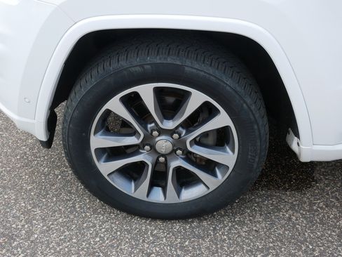 Used 2018 Jeep Grand Cherokee Overland w/ Jeep Active Safety Group AWD/4WD image 15