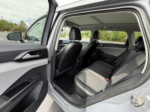 Used 2022 Volkswagen Taos SE image 13