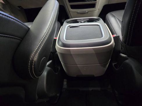 Certified 2024 Chrysler Pacifica Touring-L image 34