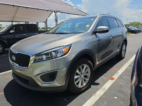 Used 2017 Kia Sorento FWD image 4