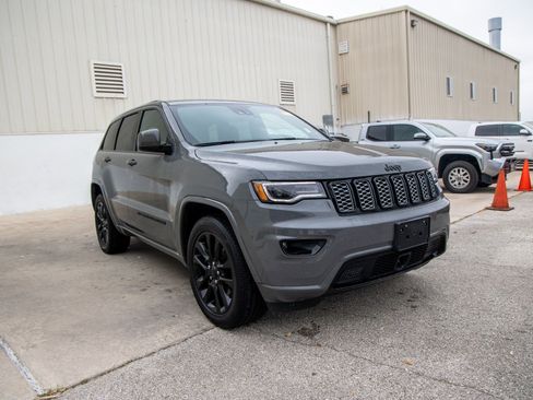 Used 2022 Jeep Grand Cherokee Laredo X image 5