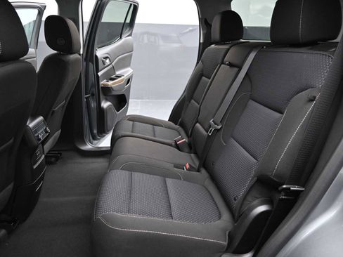 Used 2023 GMC Acadia SLE image 14