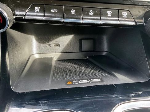 Used 2025 Chevrolet Traverse LT image 35