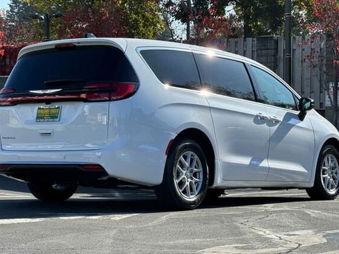 New 2026 Chrysler Pacifica Select image 4