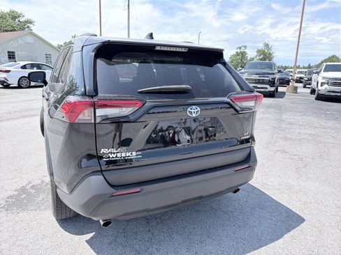 Used 2023 Toyota RAV4 LE AWD/4WD image 4