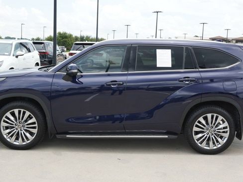 Used 2024 Toyota Highlander Platinum FWD image 5